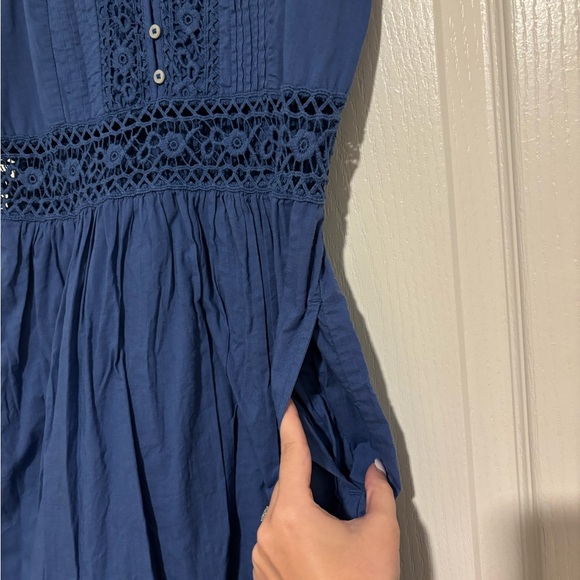 Blue mini dress with lace details - Picture 2 of 5